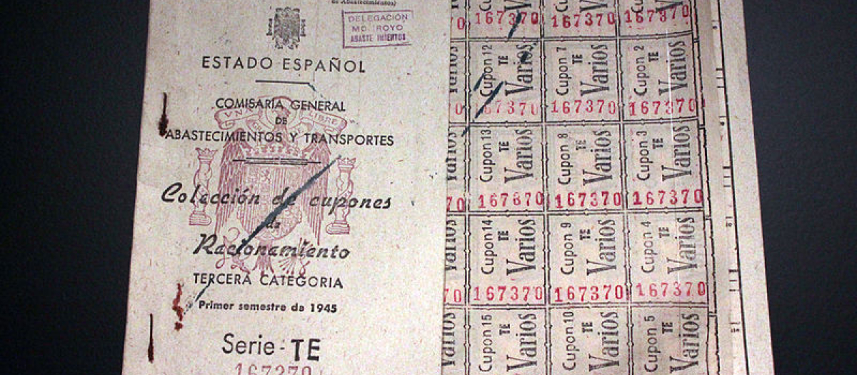 Cartilla de racionamiento española fechada en el primer semestre de 1945
