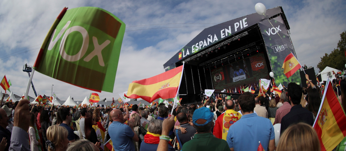 Miles de simpatizantes de Vox acudieron a escuchar el discurso de Santiago Abascal