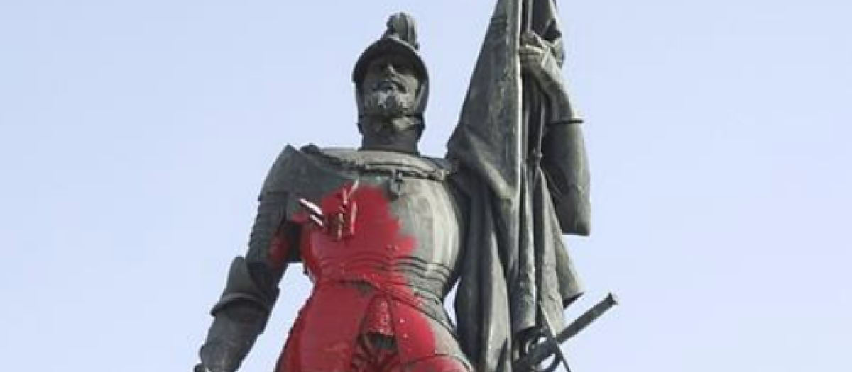 La estatua de Hernán Cortés rociada de pintura