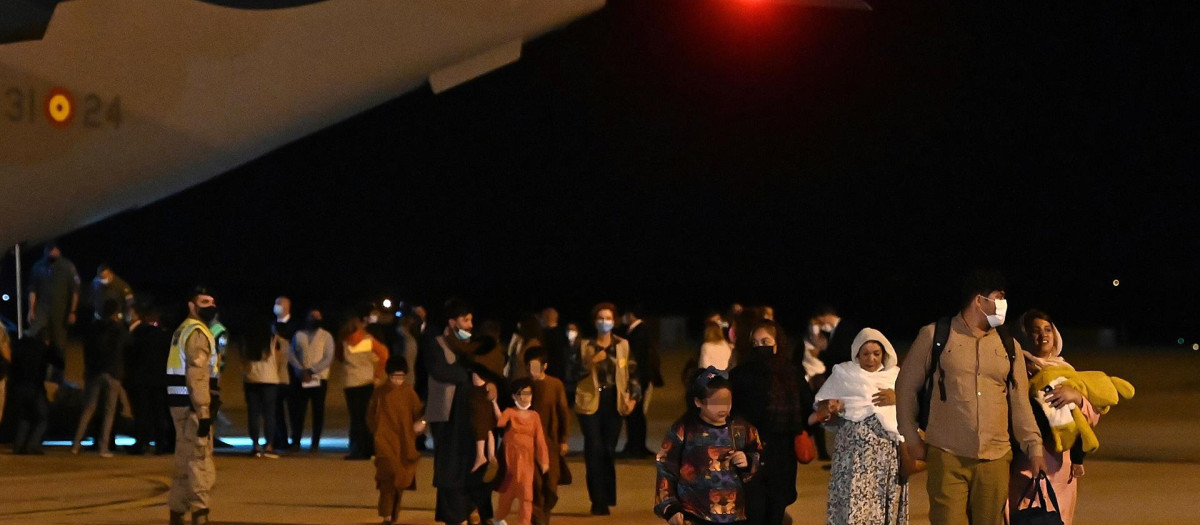 85 refugiados afganos llegan hoy lunes a la base aérea de Torrejón de Ardoz, en Madrid, procedentes de Islamabad (Pakistán)