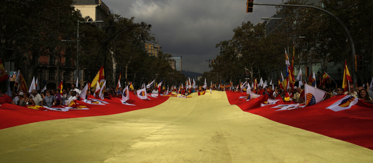 Cientos de personas se manifiestan en Barcelona durante el Día de la Hispanidad de 2017