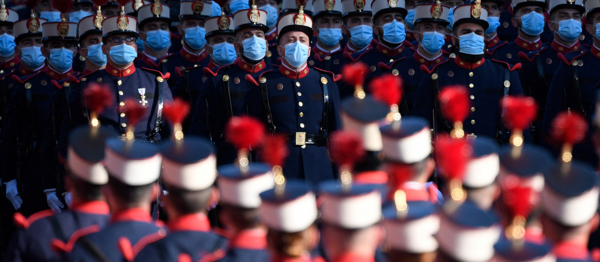 Varios miembros de la Guardia Real hoy en el desfile del Día de la Hispanidad