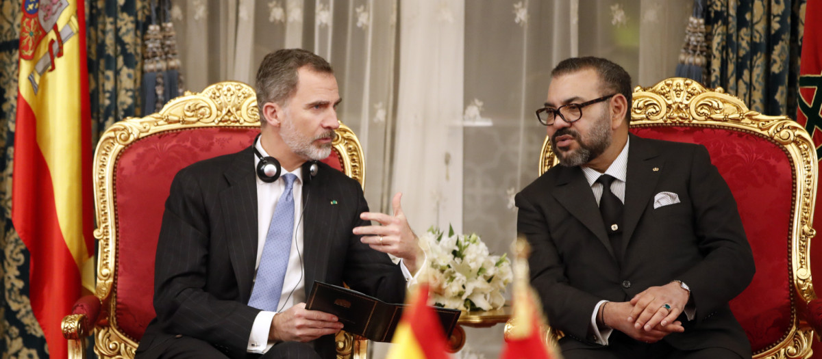 El Felipe VI dialoga con Mohamed VI en una visita a Marruecos