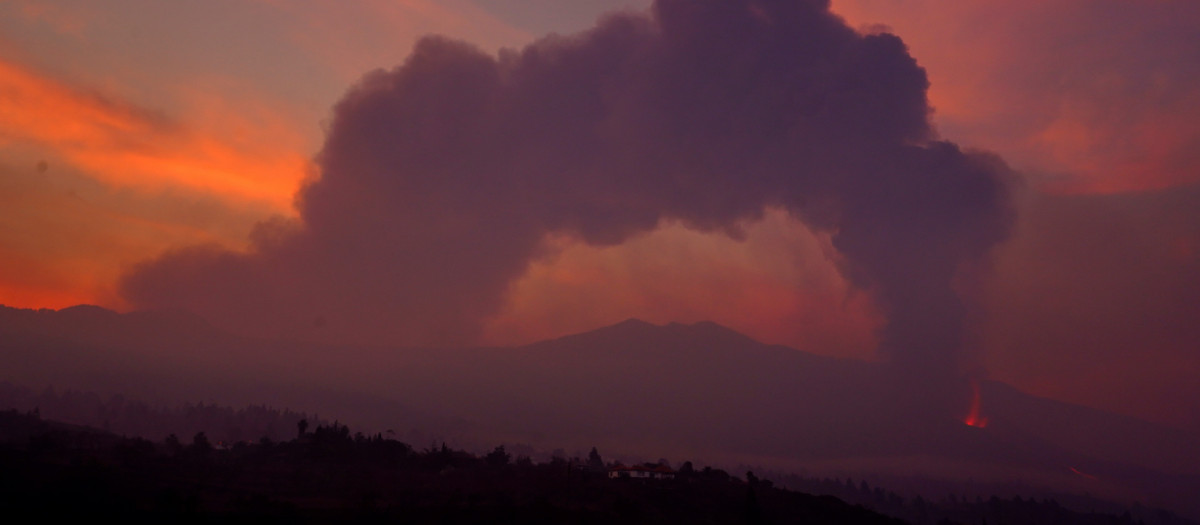 El volcán de Cumbre Vieja visto desde Tacande, Spain,