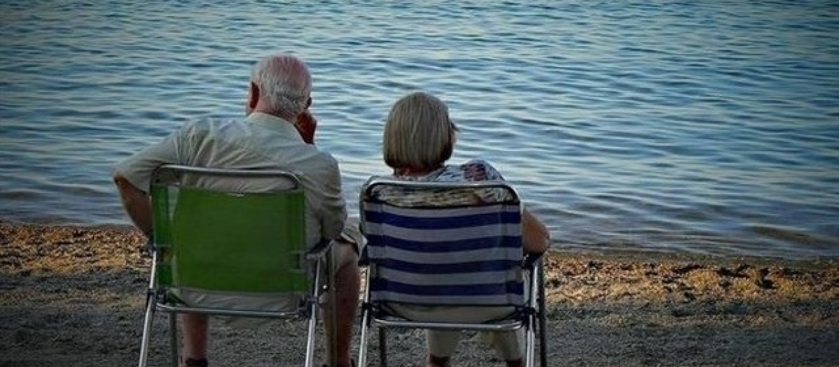 Una pareja de turistas disfrutan las vistas de la playa de Tarragona