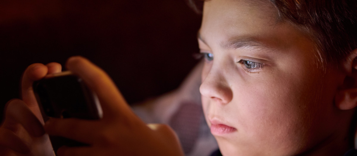 Niño durante la cuarentena con el teléfono móvil