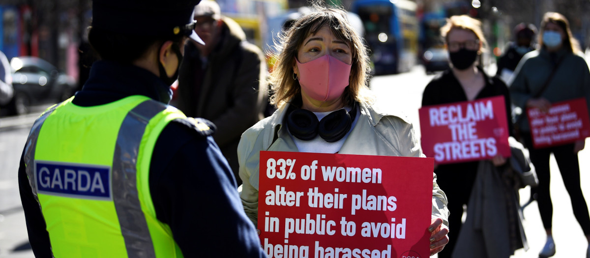 Una manifestante muestra una pancarta en contra de la violencia contra las mujeres tras la muerte de Sarah Everard