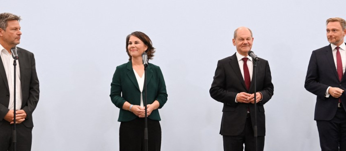 Robert Habeck y Annalena Baerbock de los Verdes, el candidato a canciller Olaf Sholz por el SDP y Christian Lindner del FDP