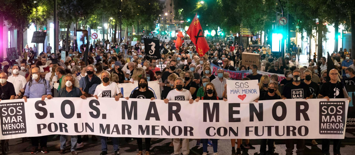 Miles de personas exigen el pasado jueves medidas urgentes a los gobiernos central y regional