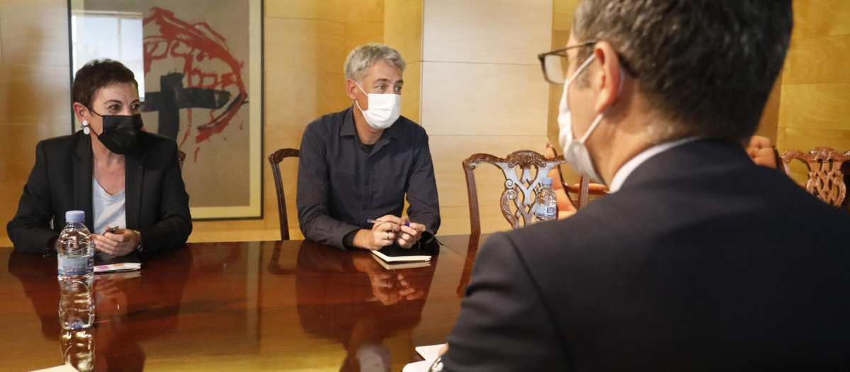 Mertxe Aizpurua y Oskar Matute, de Bildu, en una reunión con Félix Bolaños, miembro del Gobierno
