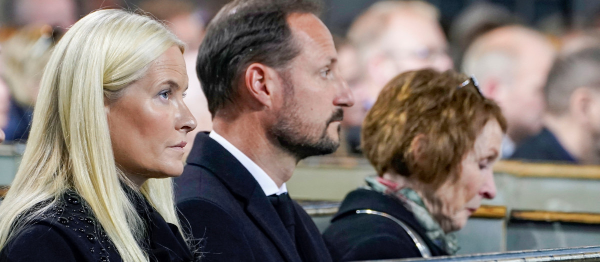 Mette-Marit, Haakon y la alcaldesa de Kongsberg, Kari Anne Sand.