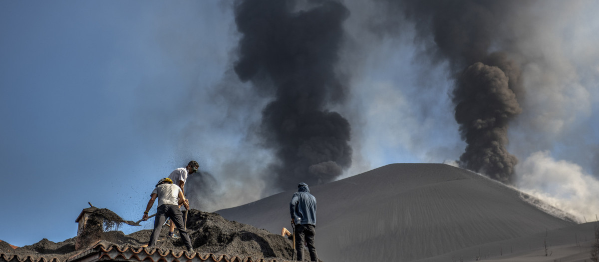 Palmeros limpiando los tejados debido a la acumulación de ceniza