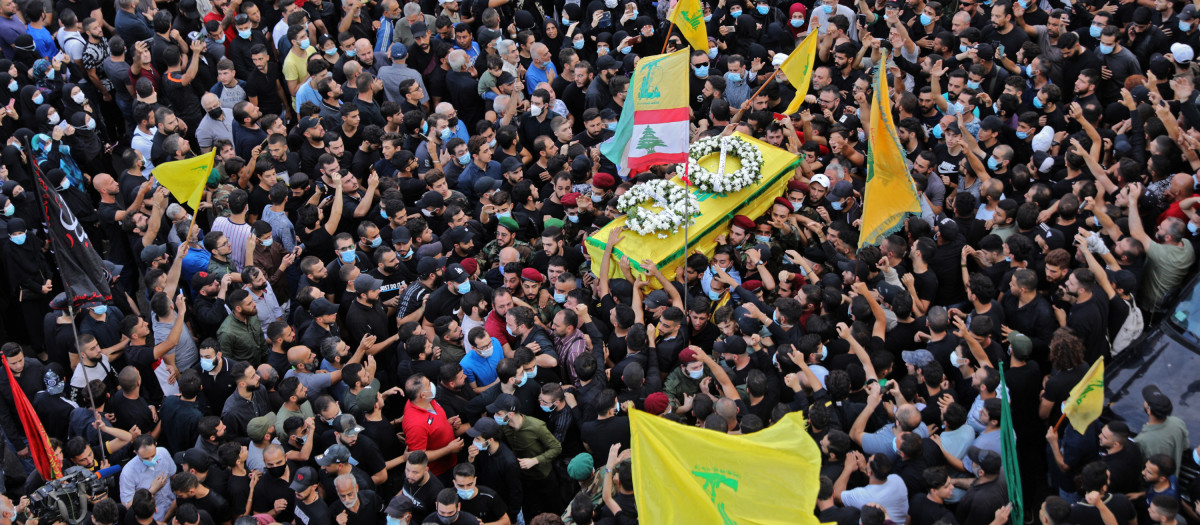 Seguidores de Hezboláh pasean el ataúd de uno de sus aliados fallecidos durante las manifestaciones