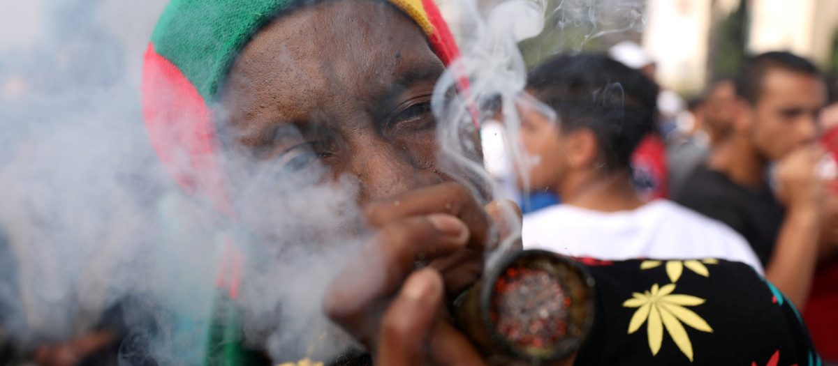 Ciudadano de áfrica del sur fumando cannabis en la calle