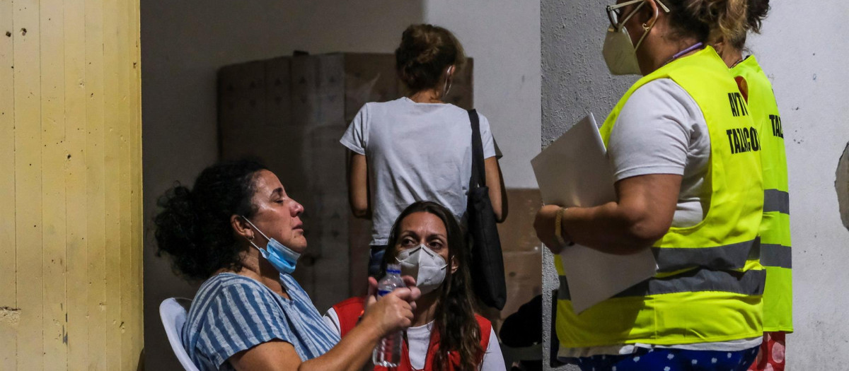 Vecinos residentes de los barrios de Las Matelas (Los Llanos de Aridane) y Marina Alta, Marina Baja, Cuesta Zapata, La Condesa y San Borondón (Tazacorte) evacuados esta noche