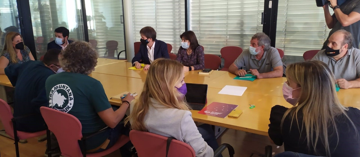 Reunión de los grupos municipales de PSC, Guanyem Badalona, ERC, Badalona En Comú Podem y Junts para impulsar una moción en Badalona