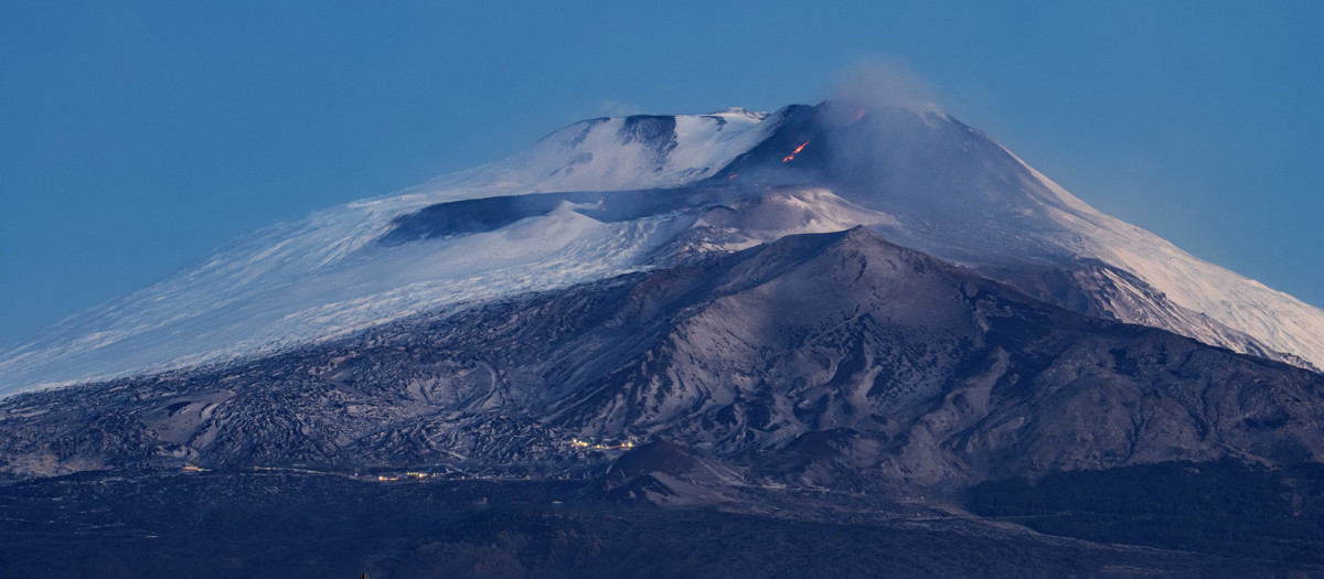 El volcán italiano Etna, en la isla de Sicilia, ha registrado una nueva erupción en su cráter sureste