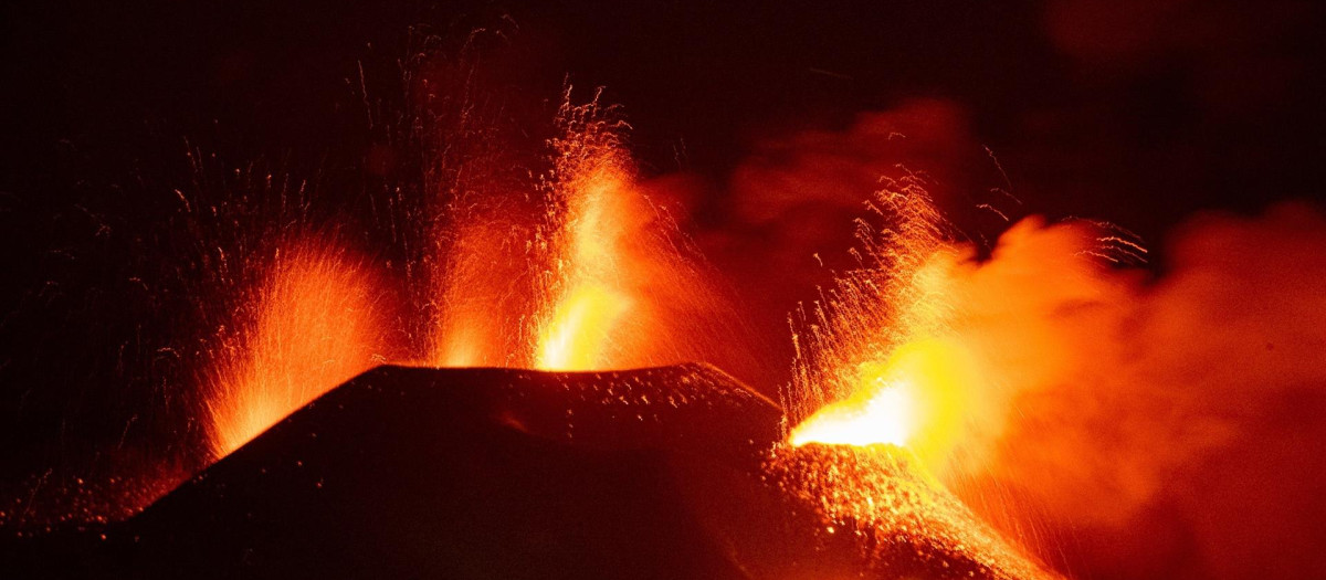 Actividad eruptiva del volcán Cumbre Vieja, en la isla canaria de La Palma, este viernes por la noche