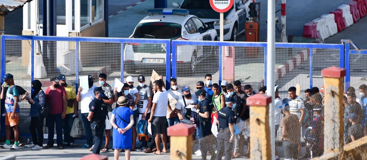 La Policía supervisa a cientos de personas, la mayoría marroquíes, que guardan cola en la oficina para tramitar los asilos en la frontera del Tarajal, en foto de archivo