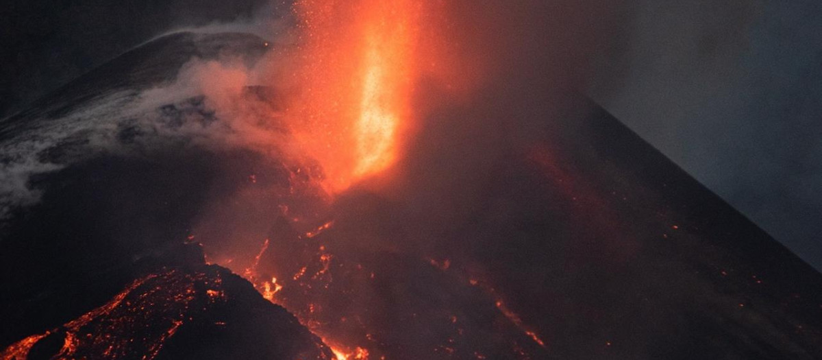 Colada de lava por el cono secundario del volcán de Cumbre Vieja