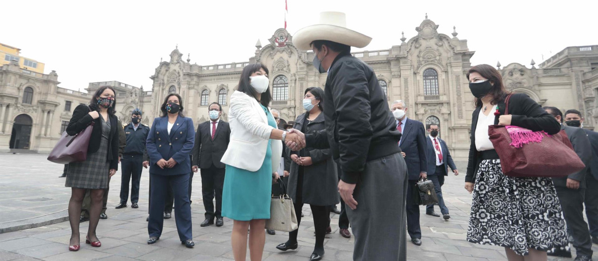 Pedro castillo saluda a Mirtha Vásquez junto al gabinete de Gobierno