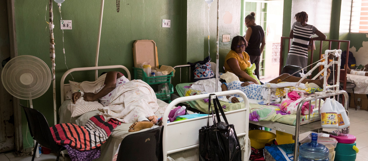 AME2149. PUERTO PRÍNCIPE (HAITÍ), 26/10/2021.- Pacientes permanecen ingresados hoy en el Hospital Universitario de La Piax, en Puerto Príncipe (Haití). La crisis de combustible que padece el país ha obligado a suspender la atención sanitaria a 50 centros médicos, 15 de ellos en la capital, y de no llegar carburante, otros hospitales y clínicas se verán en la misma tesitura en un par de días, según datos aportados a Efe por Unicef. EFE/ Orlando Barría