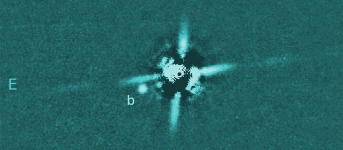 Imagen del descubrimiento del planeta, que se encuentra a unas 100 veces la distancia Tierra-Sol de su estrella madre