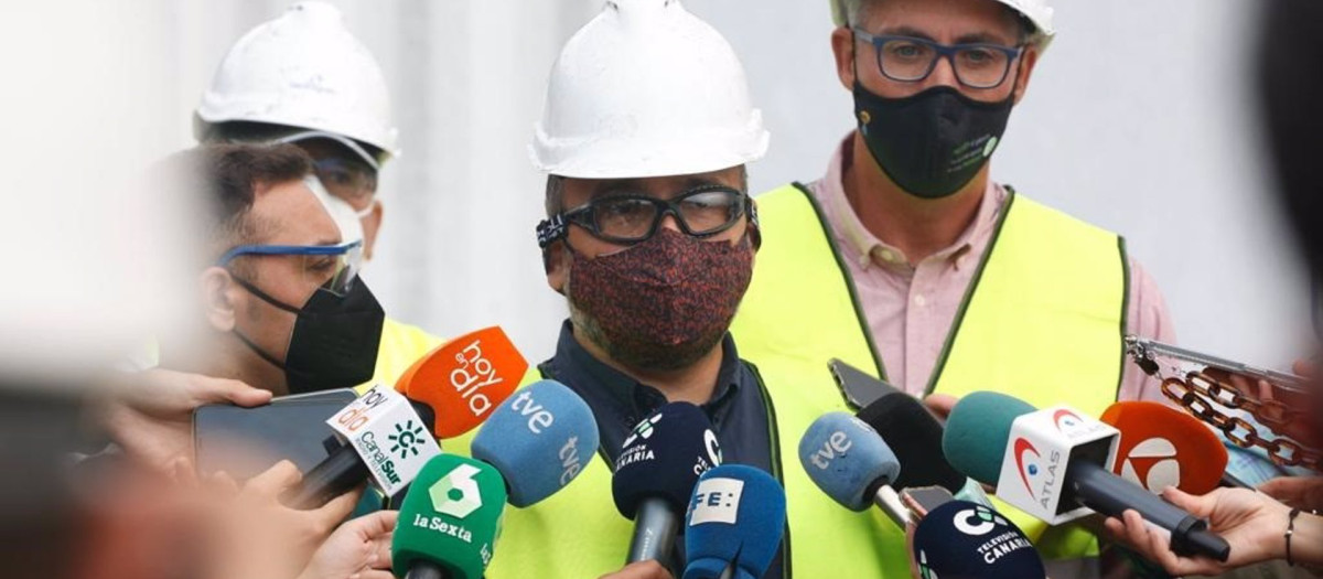 El consejero de Transición Ecológica del Gobierno de Canarias, José Antonio Valbuena, atiende a los medios de comunicación durante una visita a las desaladoras de Puerto Naos