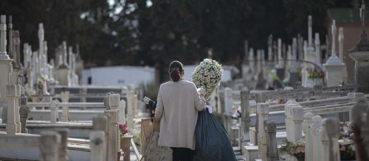 Una mujer camina entre las lápidas del Cementerio de San Fernando, en Sevilla.