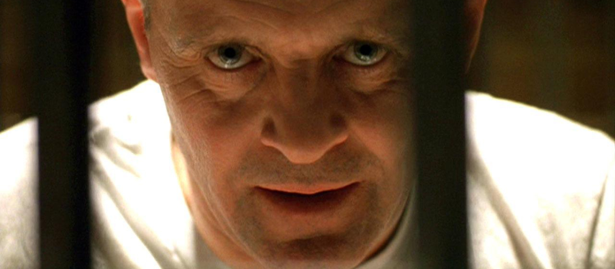 Hannibal Lecter
Si hay un personaje de ficción con motivos de sobra para no celebrar el Día Mundial del Veganismo, ese es Hannibal Lecter. El personaje magistralmente encarnado –nunca mejor dicho– por Anthony Hopkins en El silencio de los corderos (también en Hannibal y El dragón rojo) podría argumentar que le gustan las habas. El problema es que las utiliza de guarnición, junto a un buen Chianti, para comerse el hígado de uno del censo que quiso hacerle una encuesta. Así no hay veganismo que valga