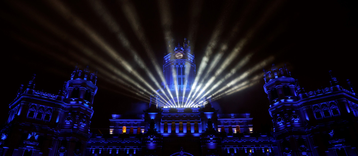 Vista general de la obra «Planum et Lumen», del diseñador de iluminación Maxi Gilbert, que inaugura el Festival Internacional LuzMadrid, hoy viernes en la madrileña Plaza de Cibeles. EFE/J.J.Guillén