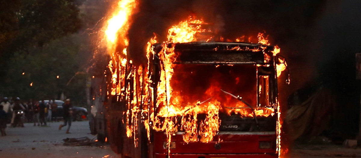 Bus incendiado, foto de archivo