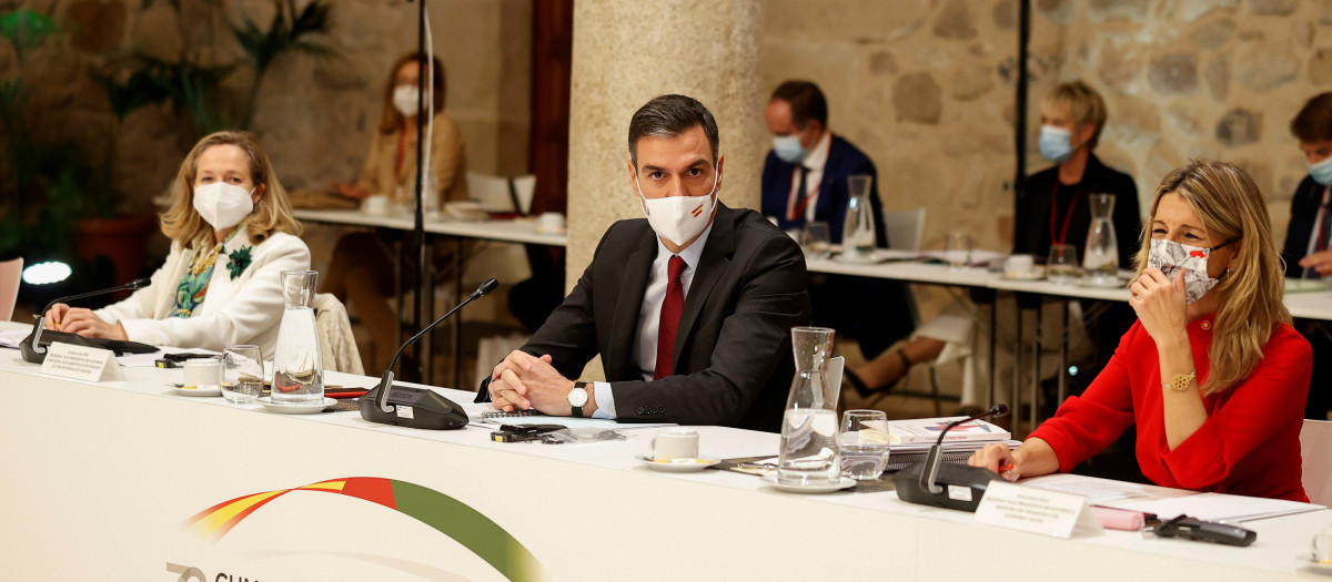 El presidente del Gobierno, Pedro Sánchez junto a la vicepresidenta segunda y ministra de Trabajo, Yolanda Díaz y la vicepresidenta, Nadia Calviño