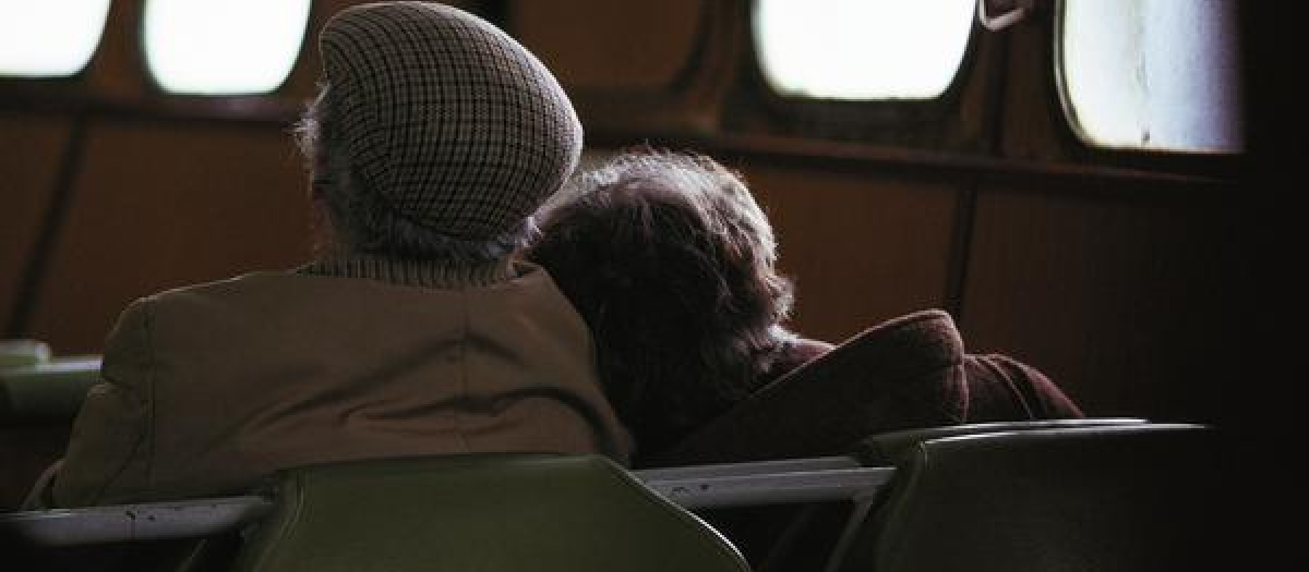 Una pareja viajando, en una foto de archivo