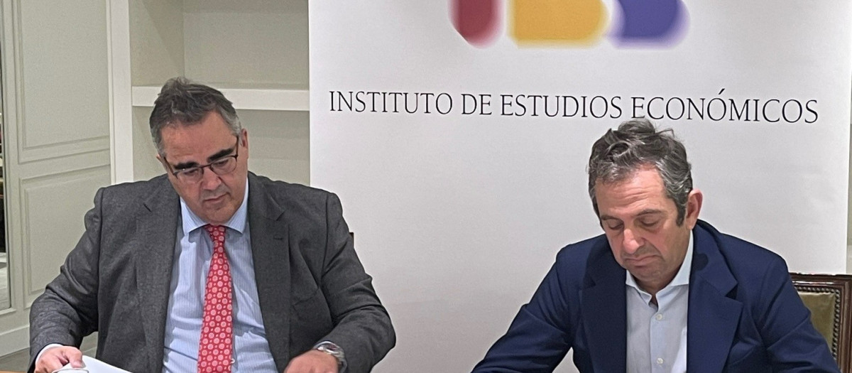 El presidente del Instituto de Estudios Económicos (IEE), Íñigo Fernández de Mesa, a la derecha, junto al director general, Gregorio Izquierdo