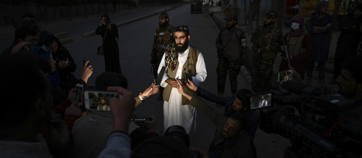 Portavoz de los talibanes atiende a la prensa en Kabul