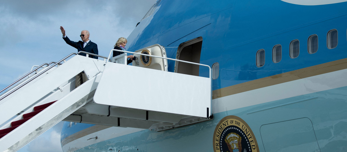 El presidente Biden en su avión presidencial Air Force One, de camino a la COP26