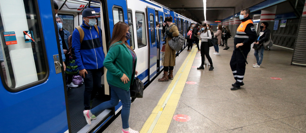 Estos datos se corroboran con los de fuentes oficiales, como Metro de Madrid, que reconoce que la afluencia de pasajeros durante el mes de octubre sólo cubre el 80 % previo a la pandemia