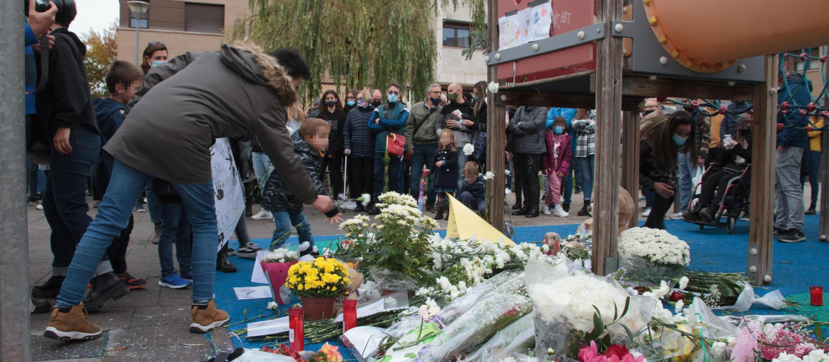 Un niño arroja flores en un homenaje al niño asesinado en Lardero (La Rioja)