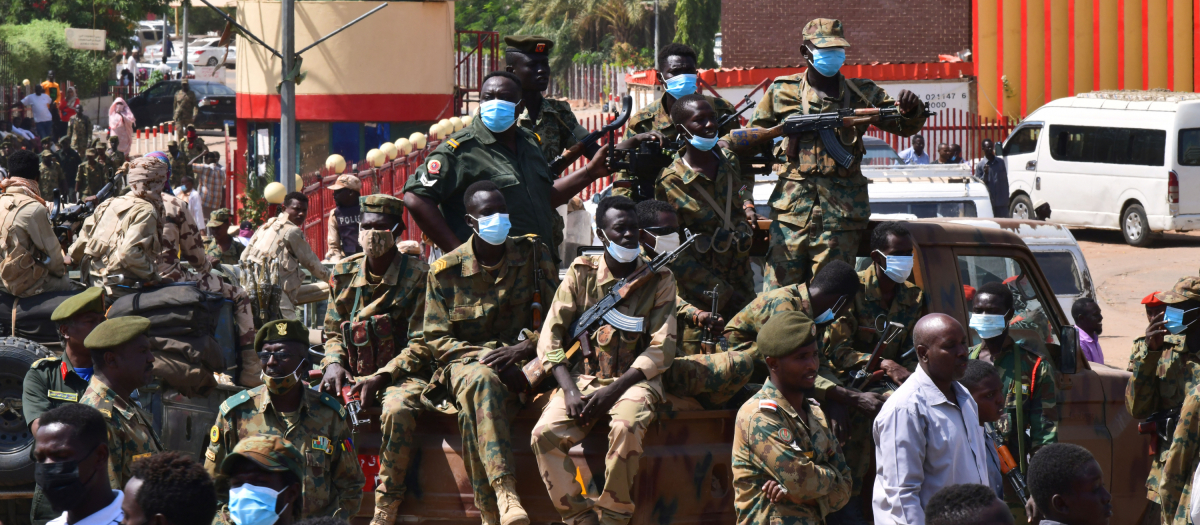 Sudanese security forces keep watch as they protect a military hospital and government offices during protests against a military coup overthrowing the transition to civilian rule on October 25, 2021 in the capital's twin city of Omdurman. - Sudan's top general declared a state of emergency and dissolved the authorities leading the country's democratic transition today, after soldiers detained civilian leaders in what the UN condemned as a "coup". (Photo by AFP)