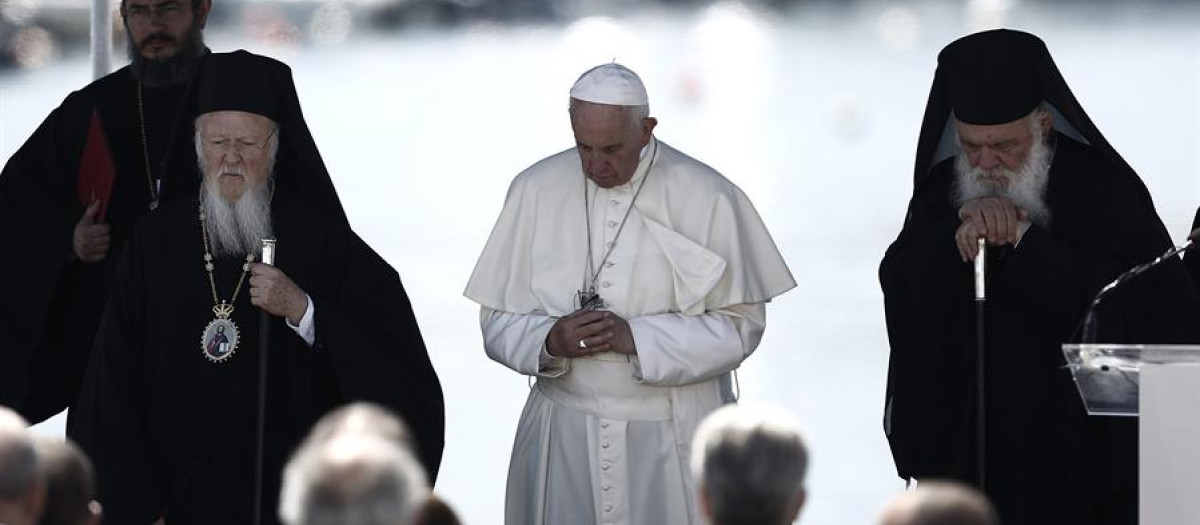 Francisco junto a los representantes de la Iglesia ortodoxa en el memorial a las víctimas de la migración en Lesbos en 2016