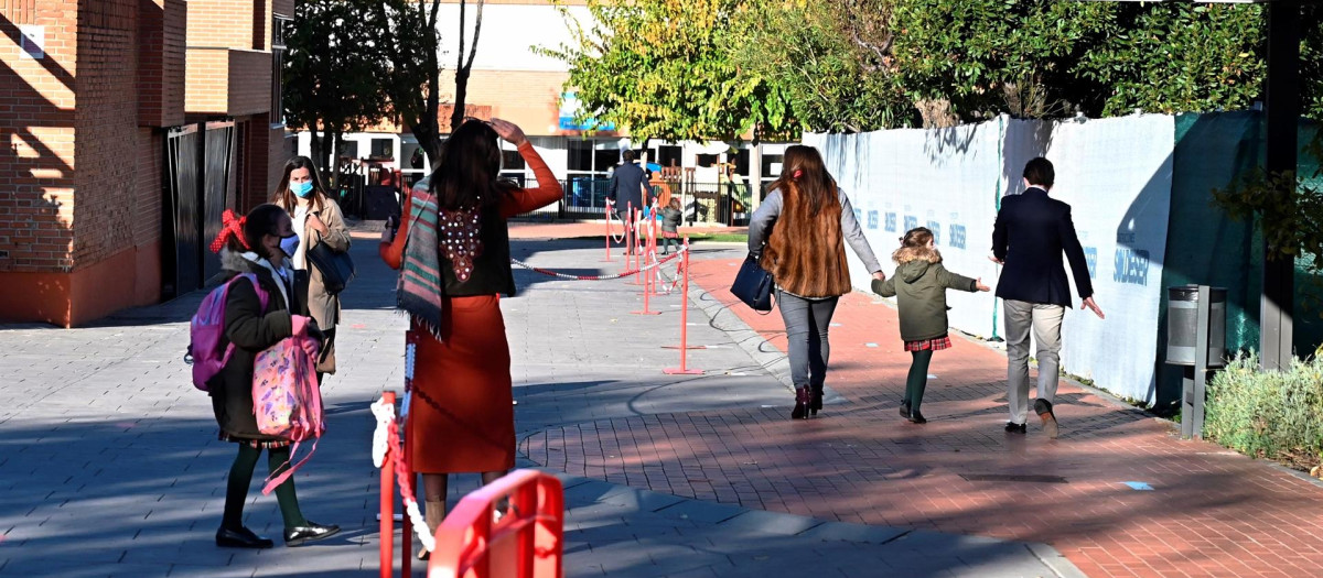 Entrada del colegio Fomento Montealto en el barrio de Mirasierra en Madrid