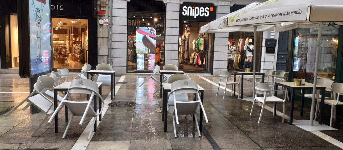 Terrazas vacías por la lluvia en Oviedo