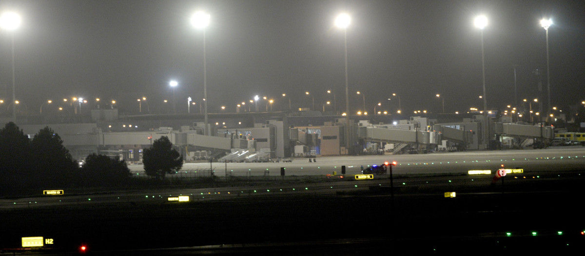 Imágenes del aeropuerto de Palma de Mallorca mientras fuerzas de seguridad, policías y bomberos buscan en las pistas a un grupo de inmigrantes huidos