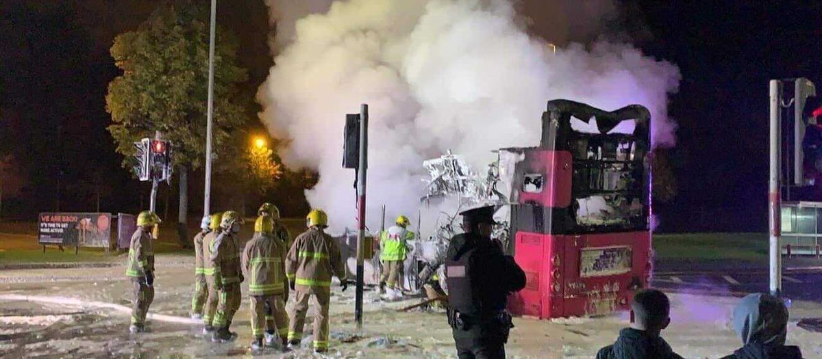 Bus en llamas en Irlanda del Norte