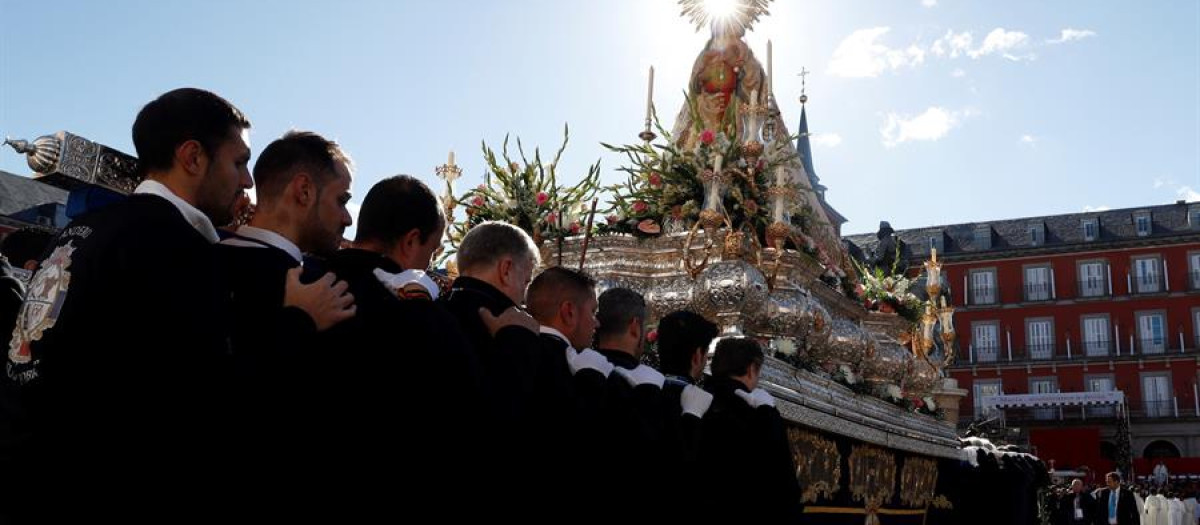 Los anderos de la Hermandad de Nuestro Padre Jesús Nazareno «El Pobre» portan la imagen de la Virgen de la Almudena