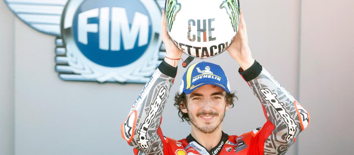 El piloto italiano de moto GP, Francesco Bagnaia, tras ganar la carrera en el circuito Ricardo Tormo de Cheste