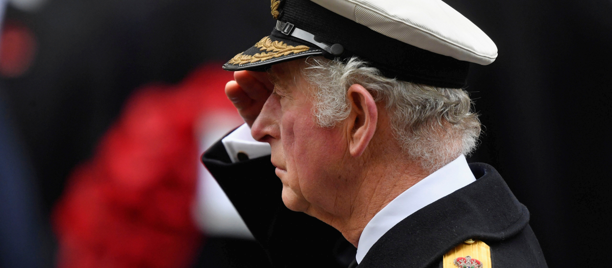 Carlos, príncipe de Gales, rinde homenaje a los caídos en ausencia de su madre Isabel II