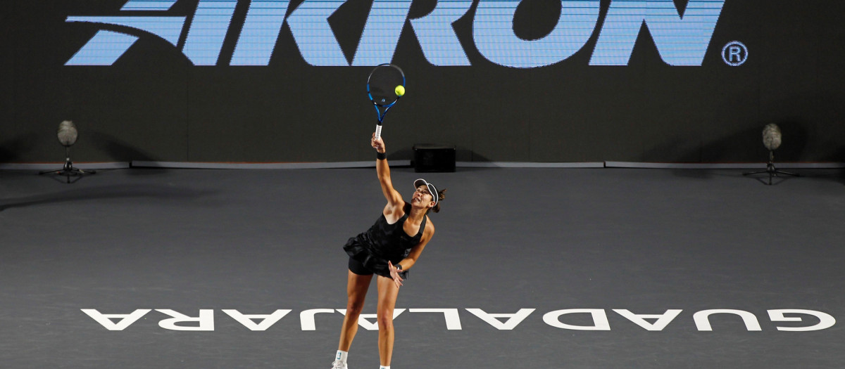 Saque de Muguruza en el AKRON WTA Finals