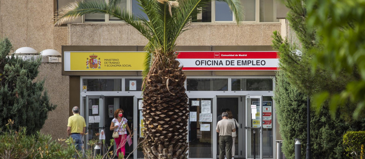 Varias personas en la puerta de una oficina del SEPE